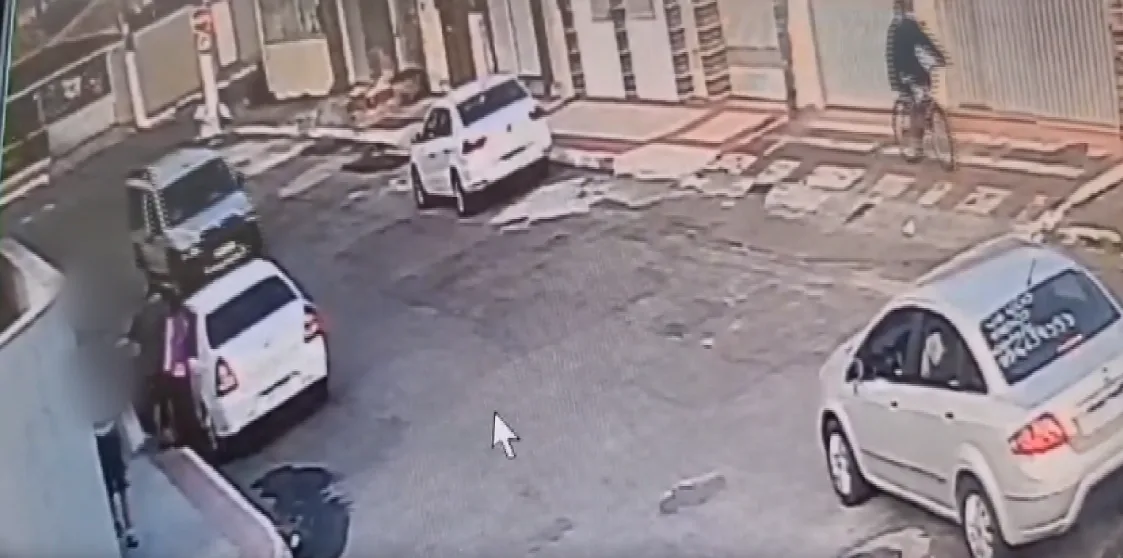 VÍDEO | Ladrão arranca mulher à força do carro e foge com veículo em Vila Velha