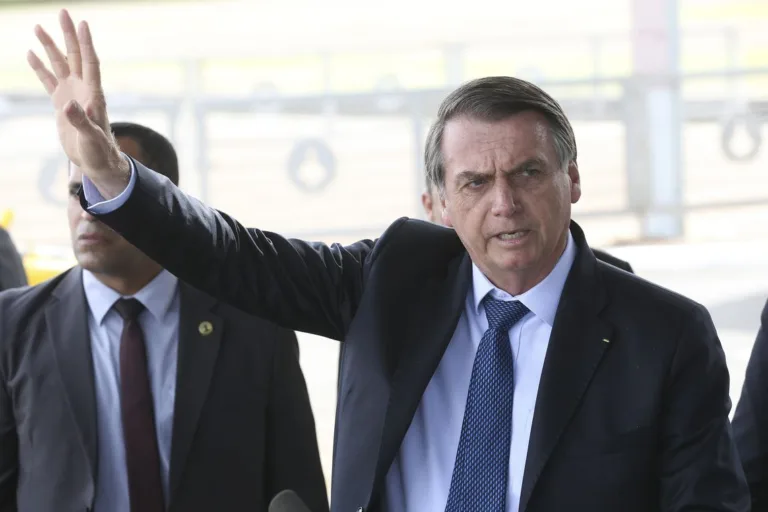 O presidente Jair Bolsonaro fala à imprensa no Palácio da Alvorada