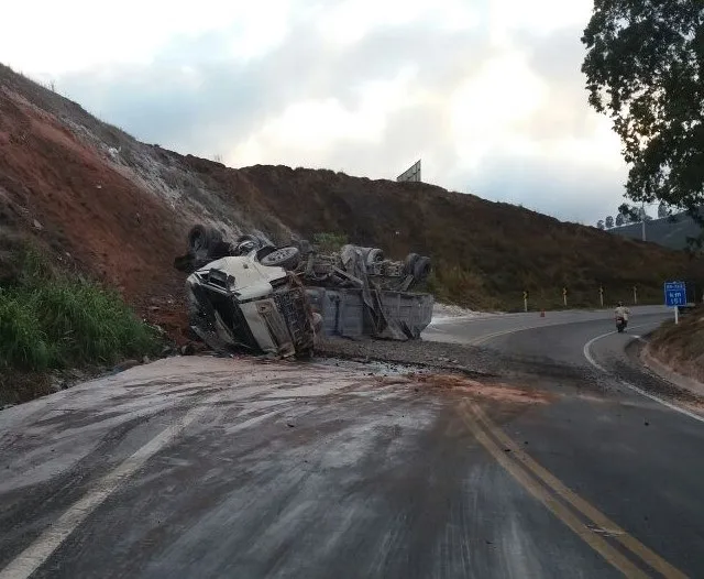 Motorista fica ferido após tombar com carreta na ‘Curva da Ferradura’ em Ibatiba