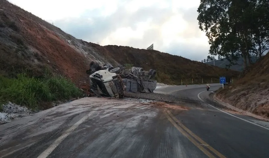 Motorista fica ferido após tombar com carreta na ‘Curva da Ferradura’ em Ibatiba