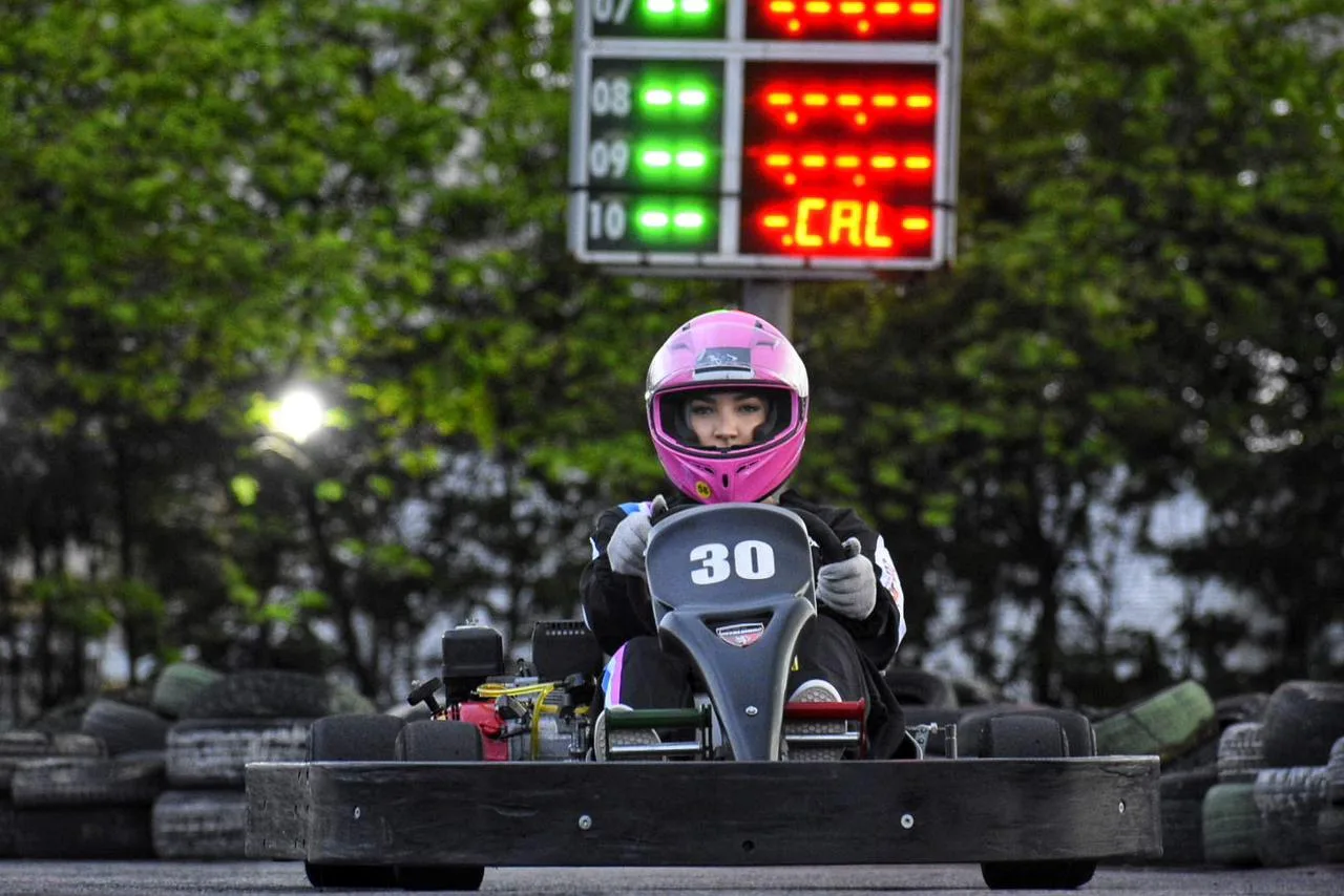 Velozes & Furiosas: conheça mulheres que arrancam poeira nas pistas de kart do ES