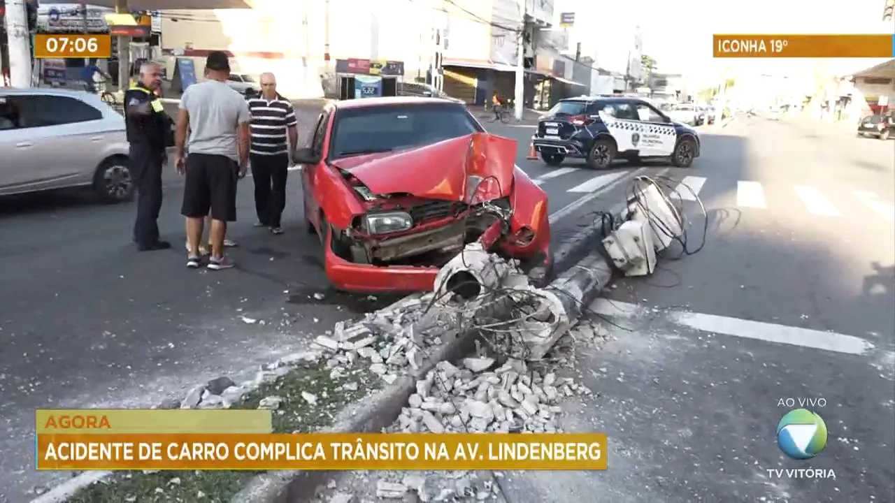 Carro bate em poste na avenida Carlos Lindenberg