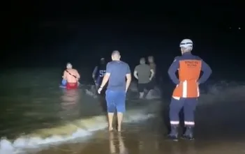 Mulher é resgatada por bombeiros após desaparecer no mar da Praia da Costa