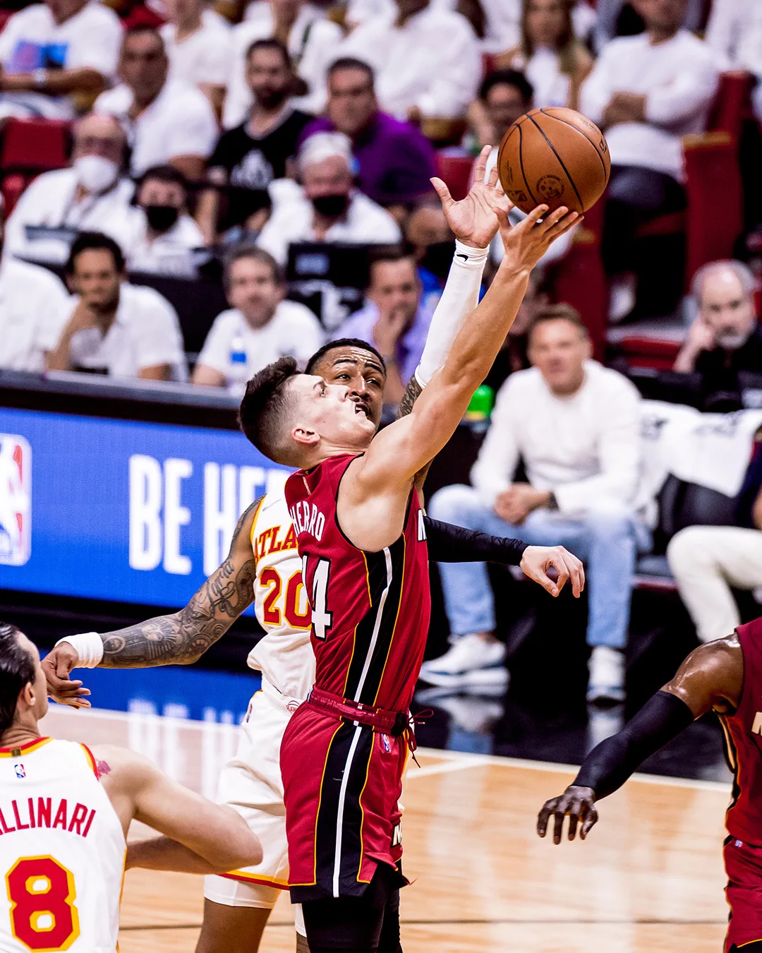 Heat vence mais uma e avança nos playoffs da NBA; Suns reagem em casa