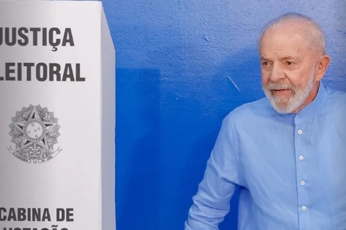 Lula vota em São Bernardo e critica "candidatos que só sabem provocar"