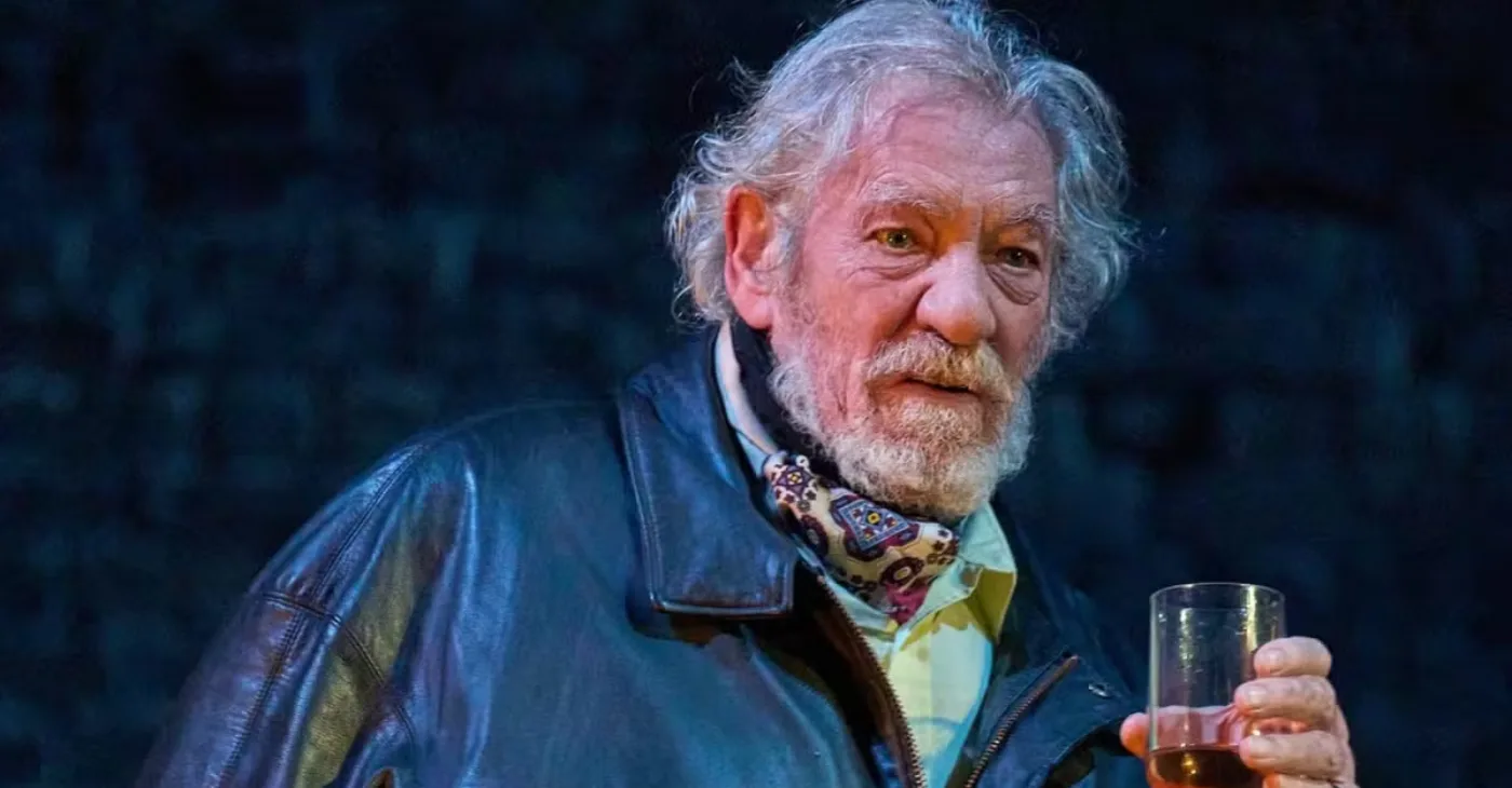 Sir Ian McKellen é hospitalizado após cair do palco durante peça