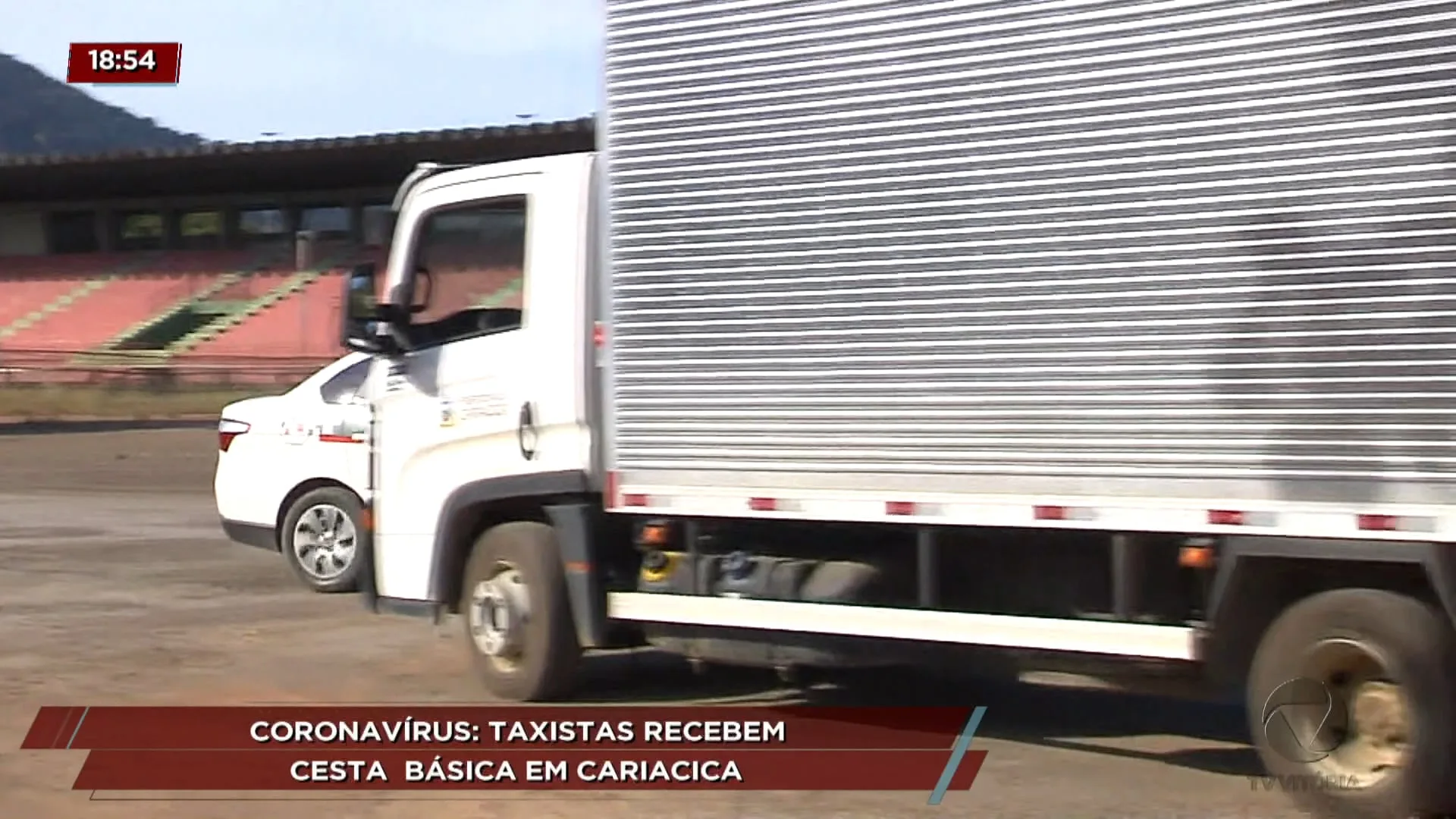 Coronavírus: taxistas recebem cesta básica em Cariacica