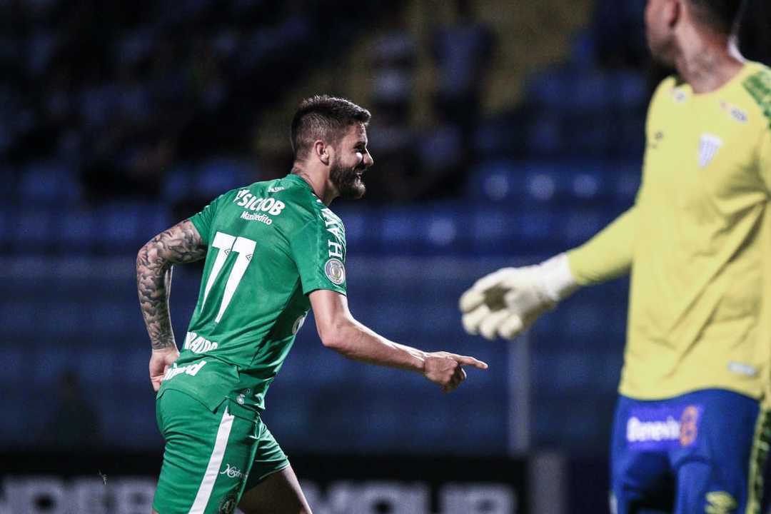 Chapecoense vence o Avaí, mas continua sob forte risco de rebaixamento