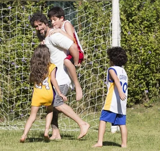 Paizão! Marcos Mion é clicado jogando futebol com os filhos