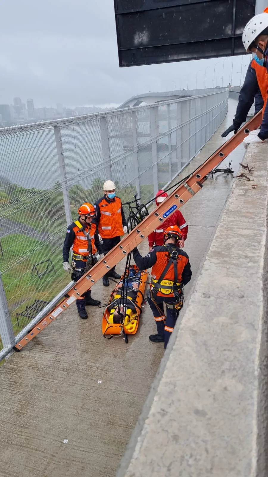 Resgate de ciclistas na Terceira Ponte usará técnicas de operações em montanhas