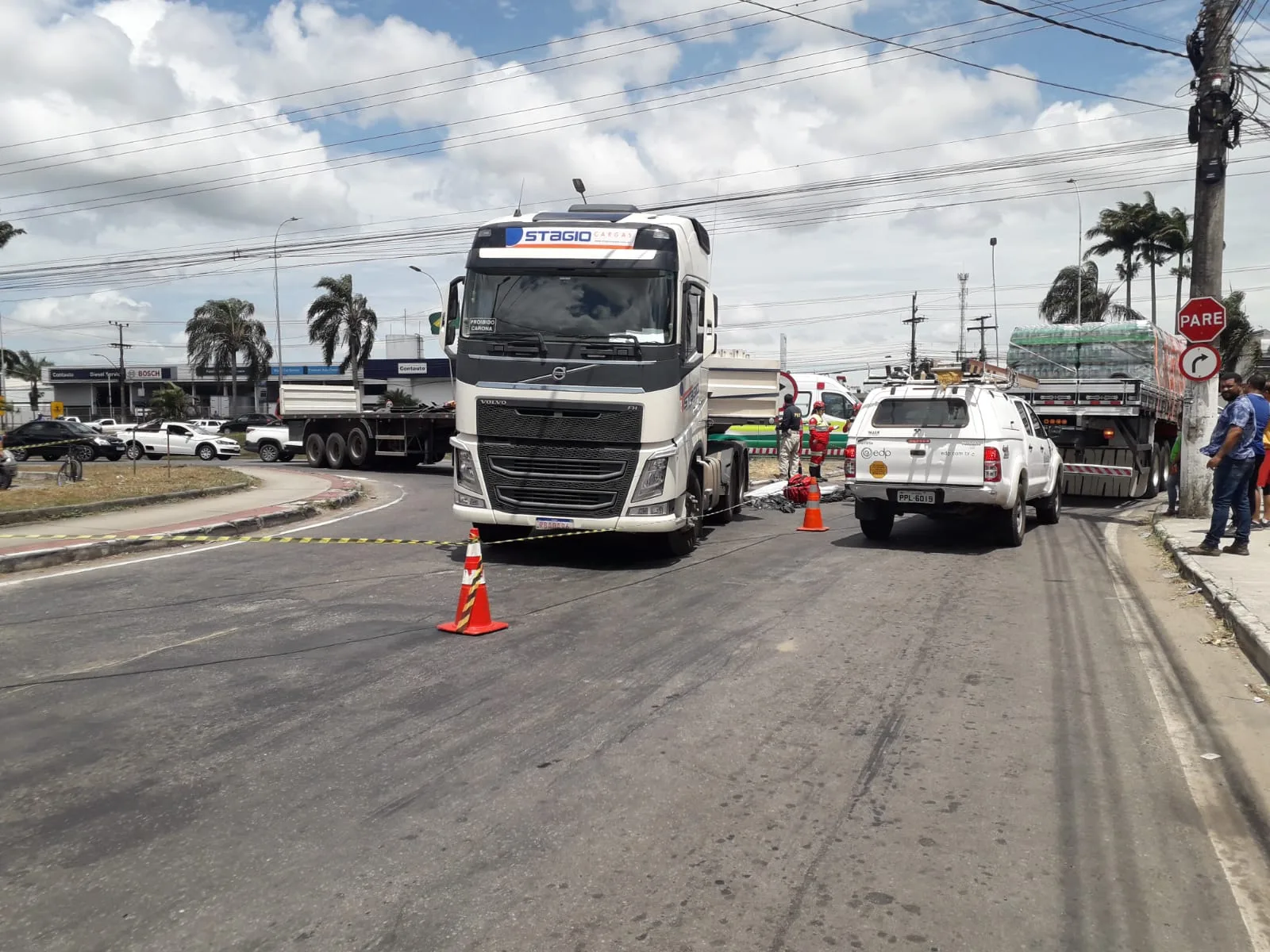 Motociclista morre após acidente com carreta em Jardim Tropical, na Serra