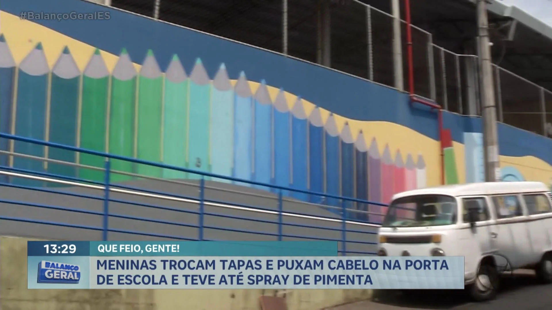 QUE FEIO, GENTE! MENINAS TROCAM TAPAS E PUXAM CABELO NA PORTA DE ESCOLA  E TEVE ATÉ SPRAY DE PIMENTA