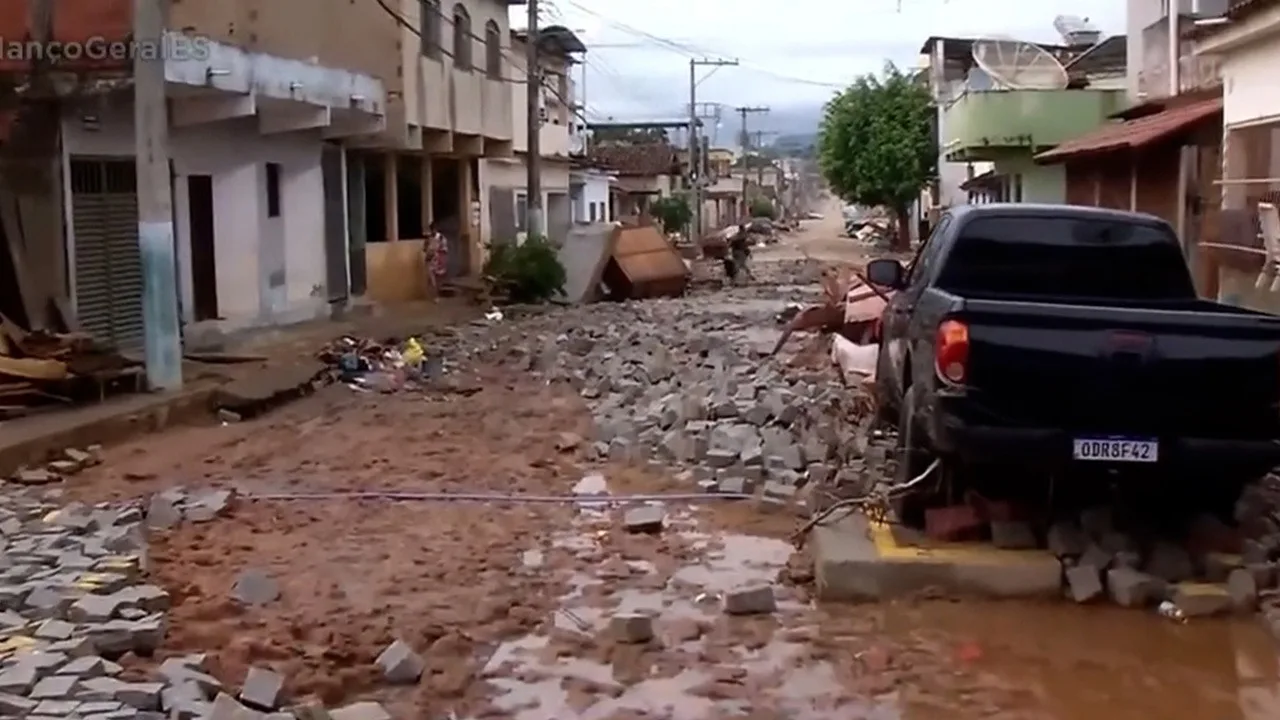 Vizinhos ajudam moradores vítimas da chuva em Apiacá: "Não sei o que teria acontecido sem eles"