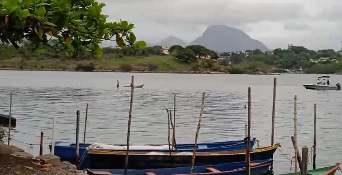 VÍDEO | Canoa afunda na baía de Vitória e mergulhadores dos Bombeiros fazem buscas