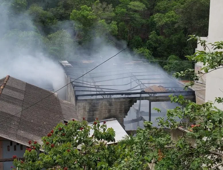 Perícia que vai apontar causas de incêndio em borracharia de Cariacica deve sair em 15 dias