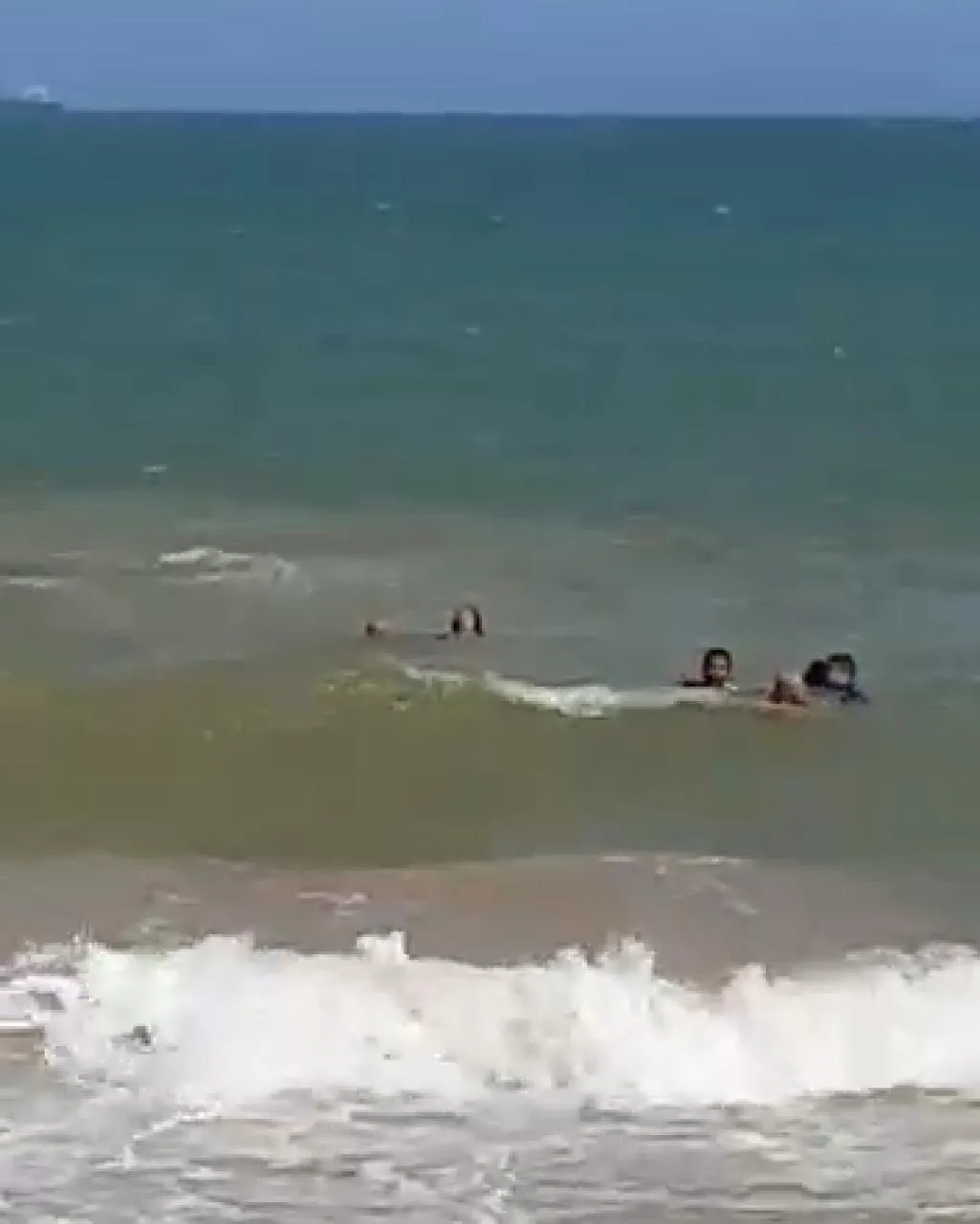 VÍDEO | Turistas são resgatados após serem levados por corrente marítima em praia de Vila Velha