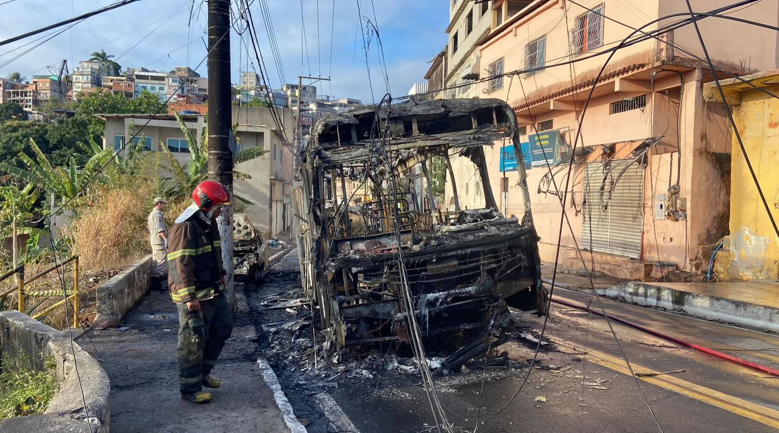 VÍDEO | Ônibus é incendiado após tiroteio em Vitória