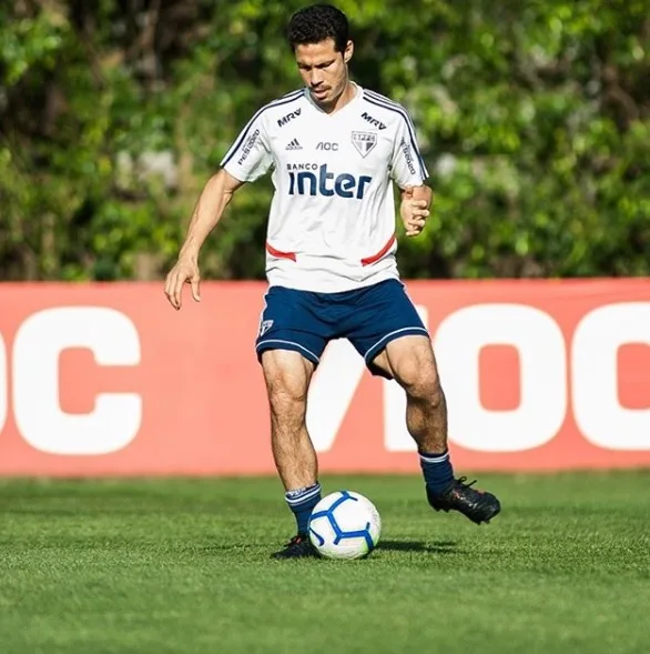 Com volta de Hernanes, Cuca tem elenco quase completo para jogo do São Paulo