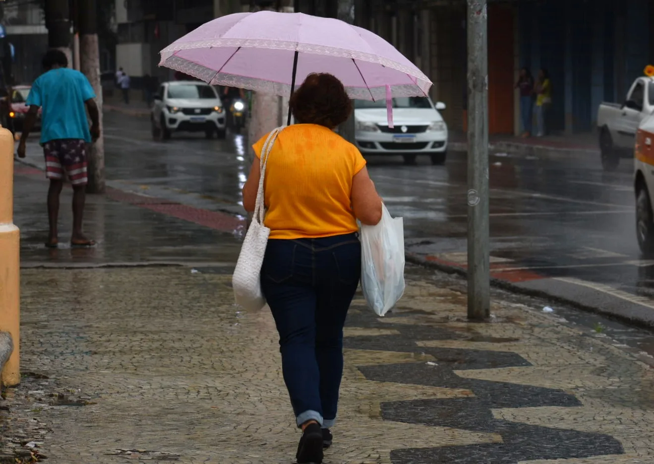 Inmet divulga alerta de chuva forte para 53 cidades do ES; veja a lista