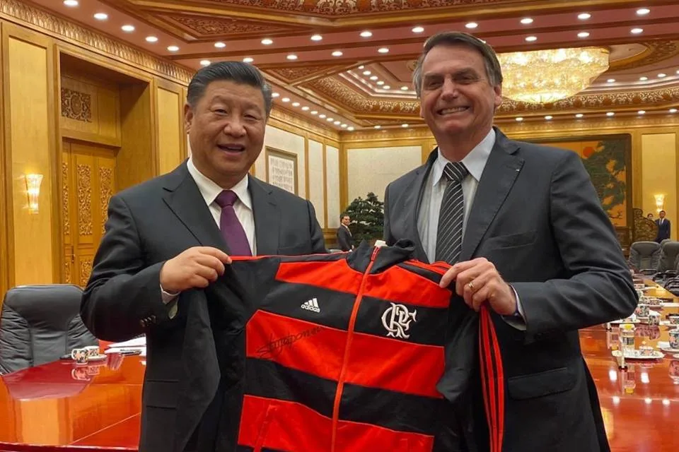 Bolsonaro dá uniforme do Flamengo de presente para Xi Jinping