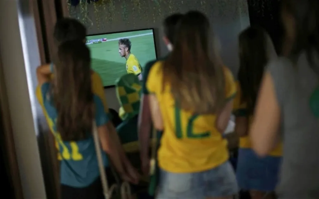 Empresas devem ter telão ou TV para funcionários durante os jogos do Brasil? Saiba o que diz a lei