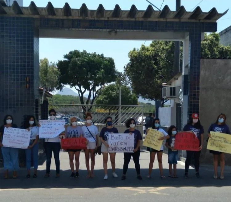 Mulheres protestam em frente ao Batalhão da PM, após agressão em Guarapari