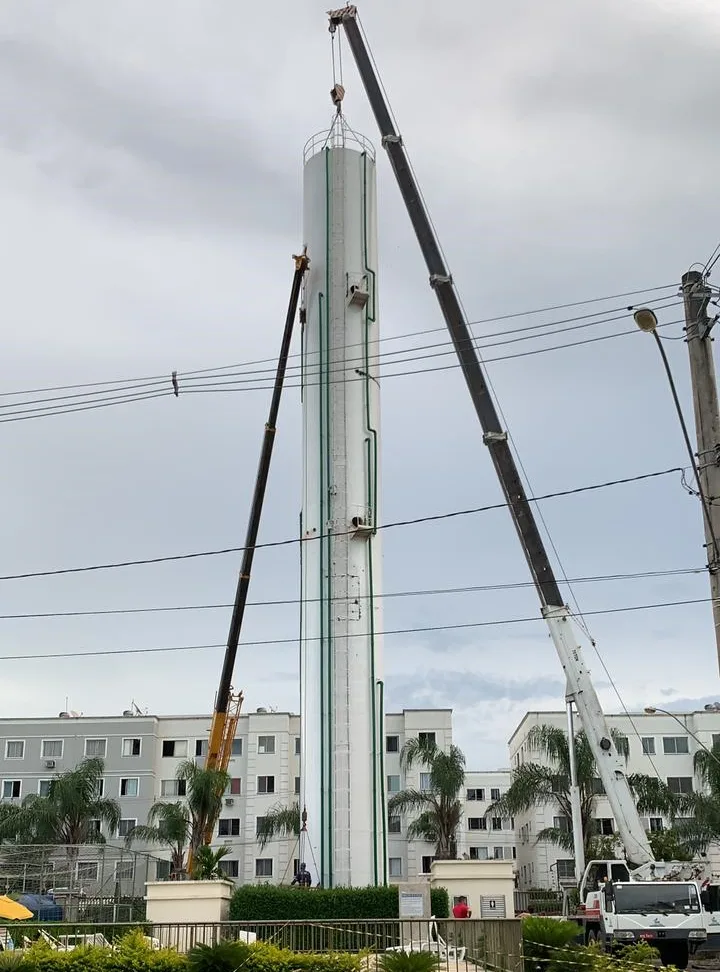 VÍDEO | Com danos na estrutura, caixa d'água de 35 metros é retirada de condomínio na Serra