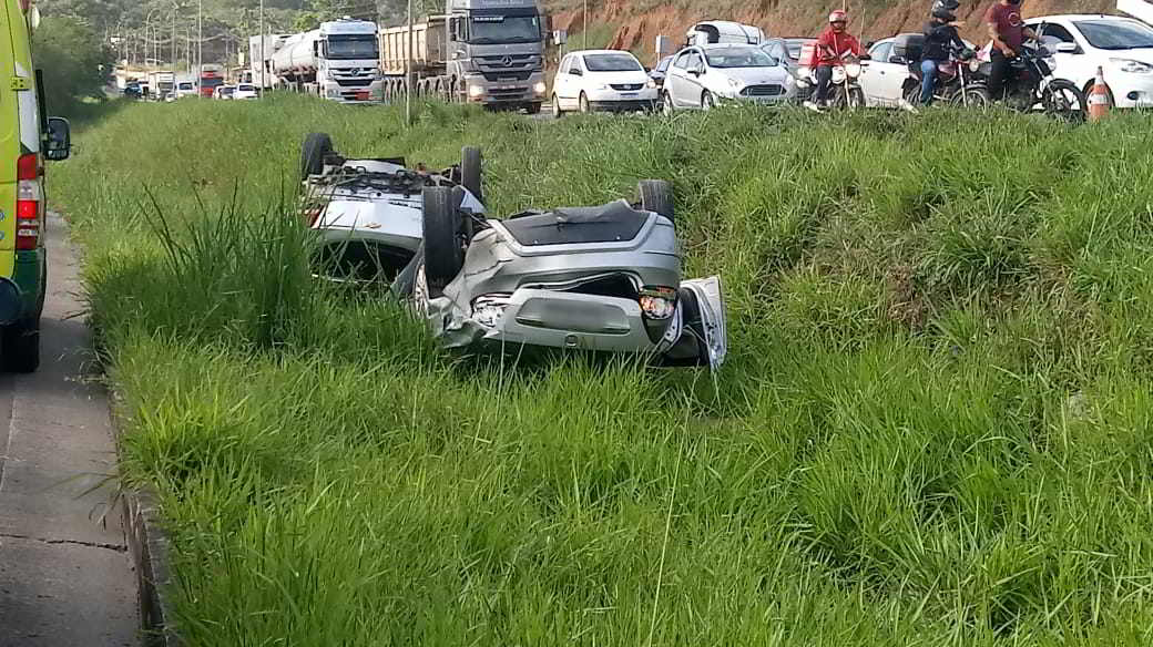 Acidente na BR-101: carro teria entrado na contramão antes de colisão