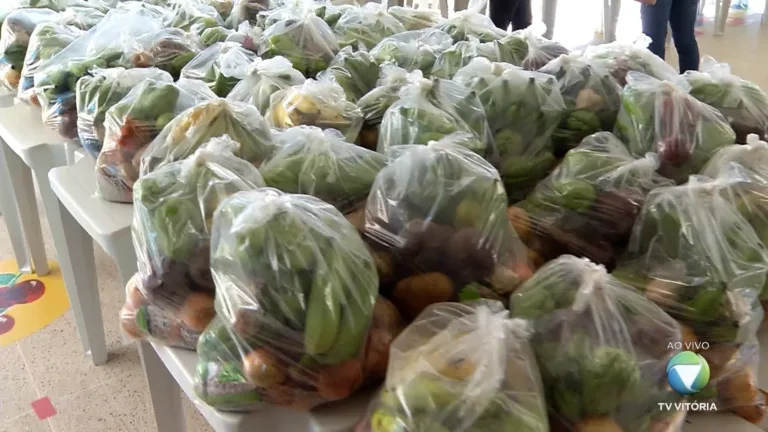 Alunos recebem kit com alimentos