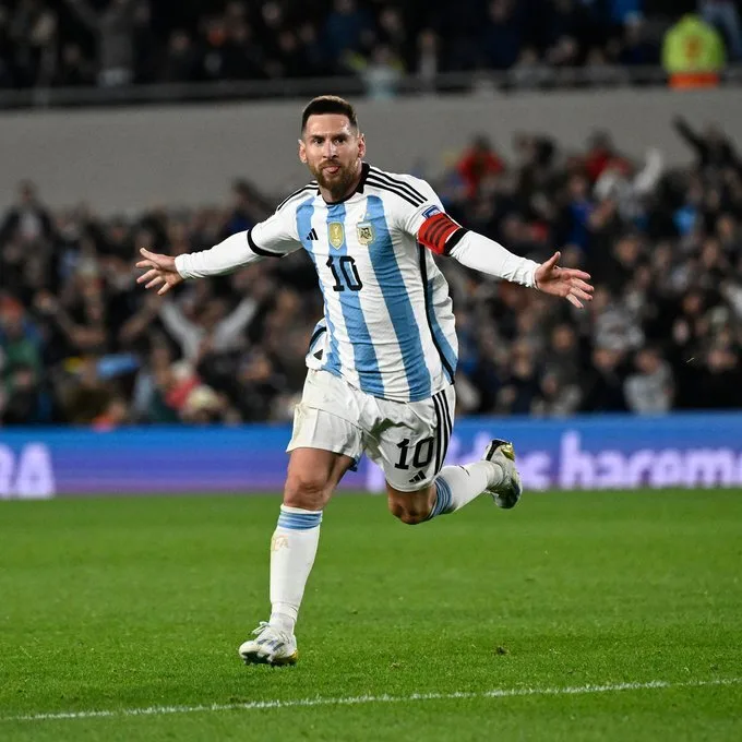 VÍDEO | Com golaço, Messi iguala recorde de Suárez nas Eliminatórias