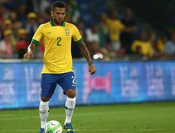 Na reserva, Daniel Alves avisa: "Aqui não tem vaidade"