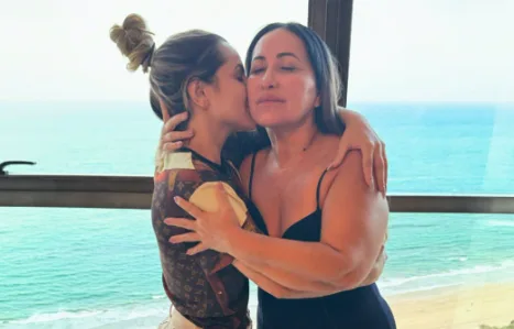 Deolane Bezerra reencontra a mãe após deixar a prisão e posta foto com versículo bíblico