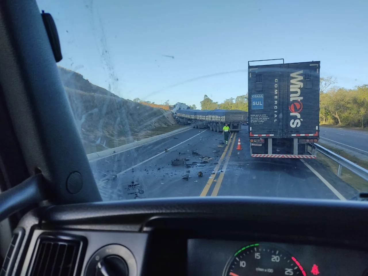 VÍDEO | Motorista de carro fica ferido após acidente com carreta na BR-101, em Vila Velha