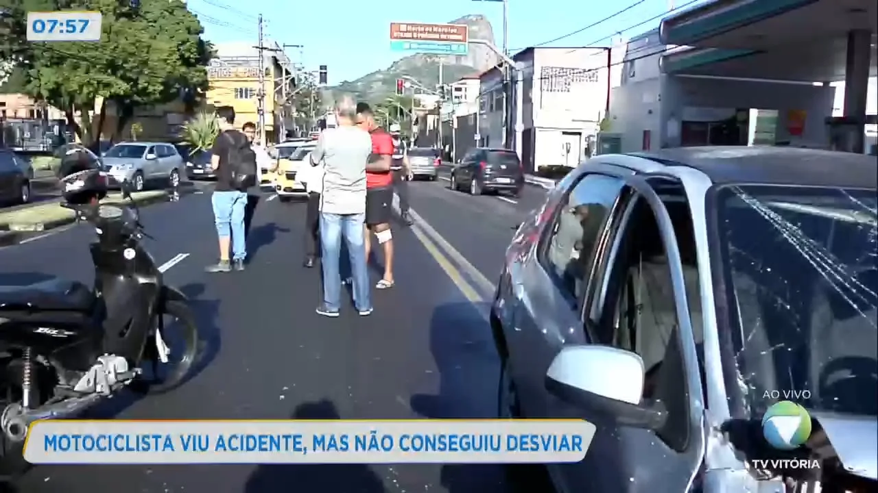 Acidente entre três carros e uma moto em Vitória