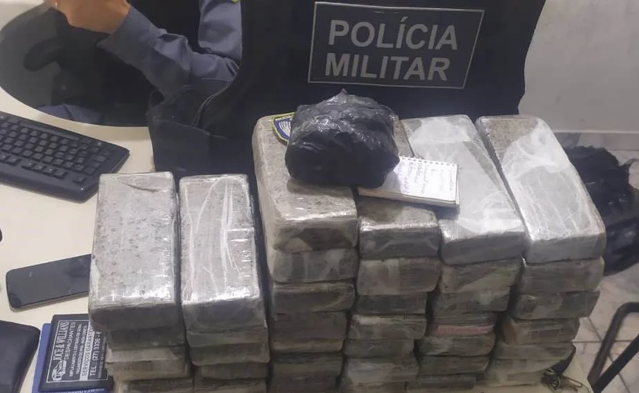 Suspeitos são detidos com 40 tabletes de maconha após trocarem tiros com polícia