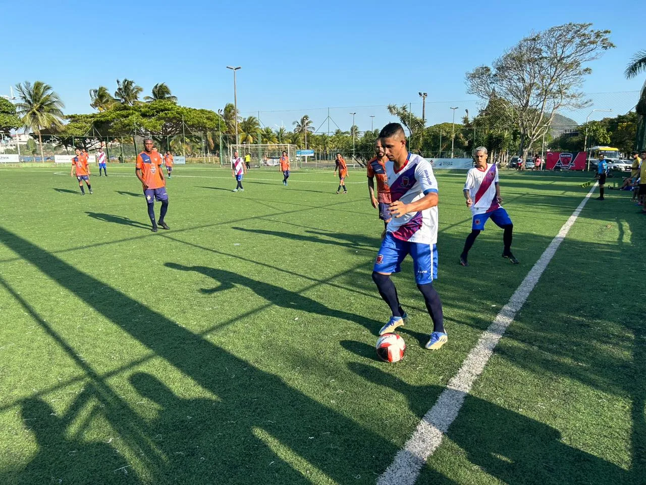 Copa Vitória das Comunidades pega fogo com clássicos e viradas