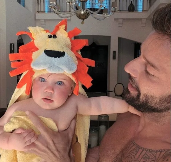 Ricky Martin encanta a web ao compartilhar clique fofo da filha