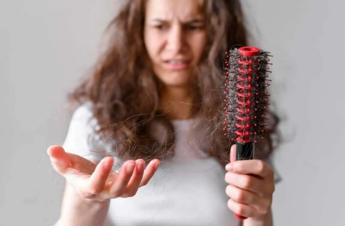 Queda de cabelo? Entenda quando você deve se preocupar