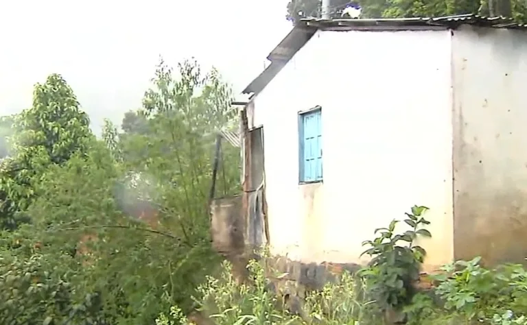 Parte de casa desaba no Morro da Piedade, em Vitória