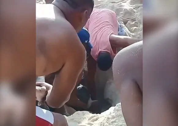 VÍDEO | Adolescente fica em estado grave após brincar de se enterrar na areia da praia