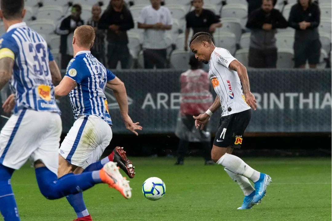 Com pior público em Itaquera no ano, time do Corinthians passa fácil pelo lanterna Avaí