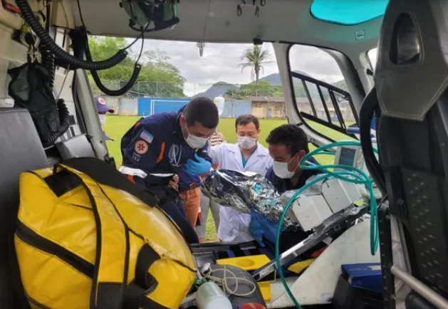 Bebê tem 40% do corpo queimado e é resgatado de helicóptero em Muqui