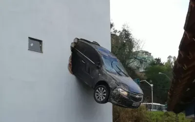 Parece até montagem: carro fica pendurado após motorista quebrar parede de garagem em Colatina