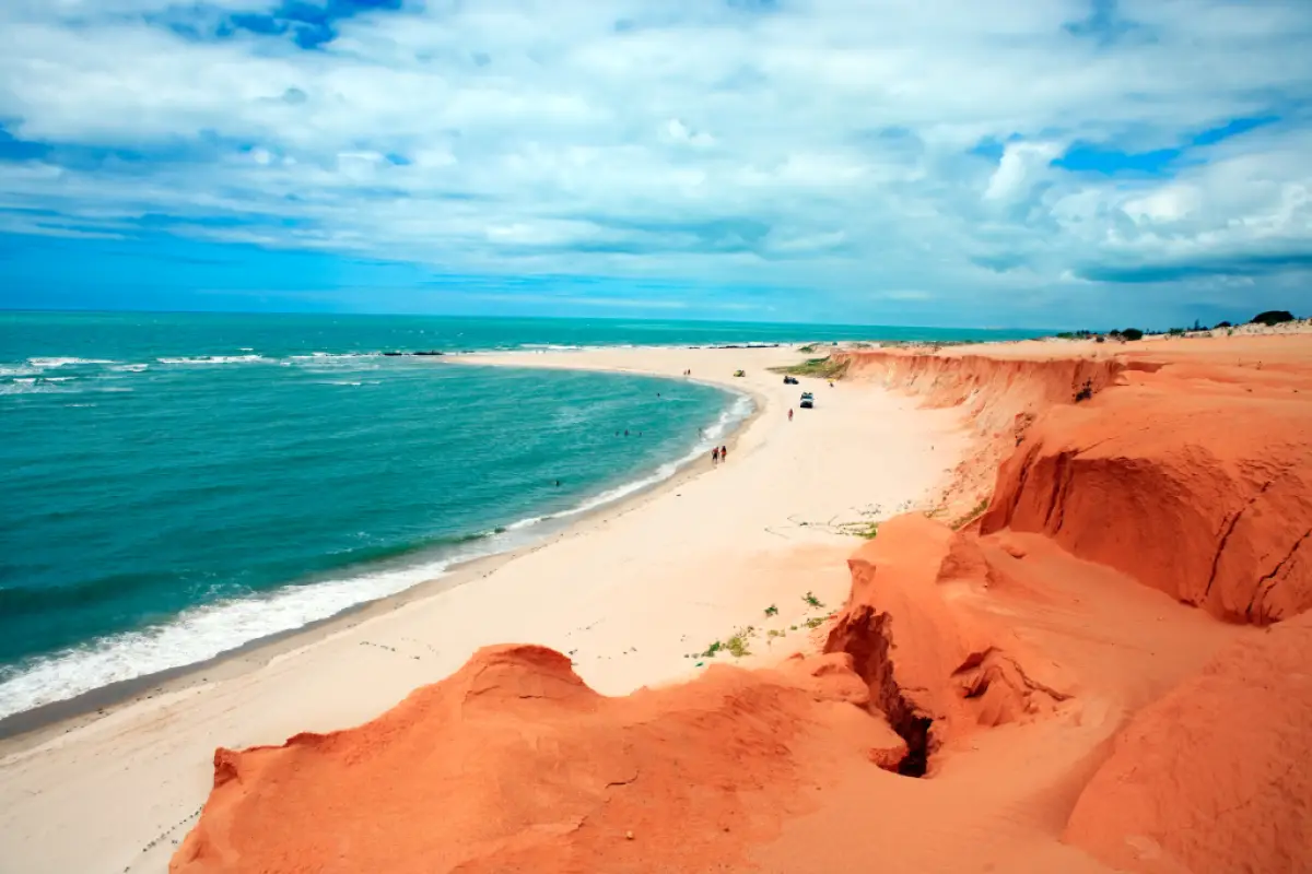 Turista morre em acidente com tirolesa na praia de Canoa Quebrada, no Ceará