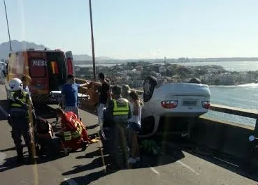 Motorista fica ferido após capotar veículo na Terceira Ponte