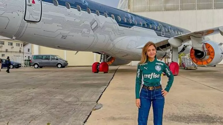 Problema no avião de Leila Pereira faz Palmeiras adiar retorno ao Brasil após vitória