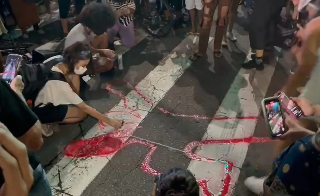 VÍDEO | Manifestantes pintam no chão corpo de modelo que morreu atropelada em Camburi