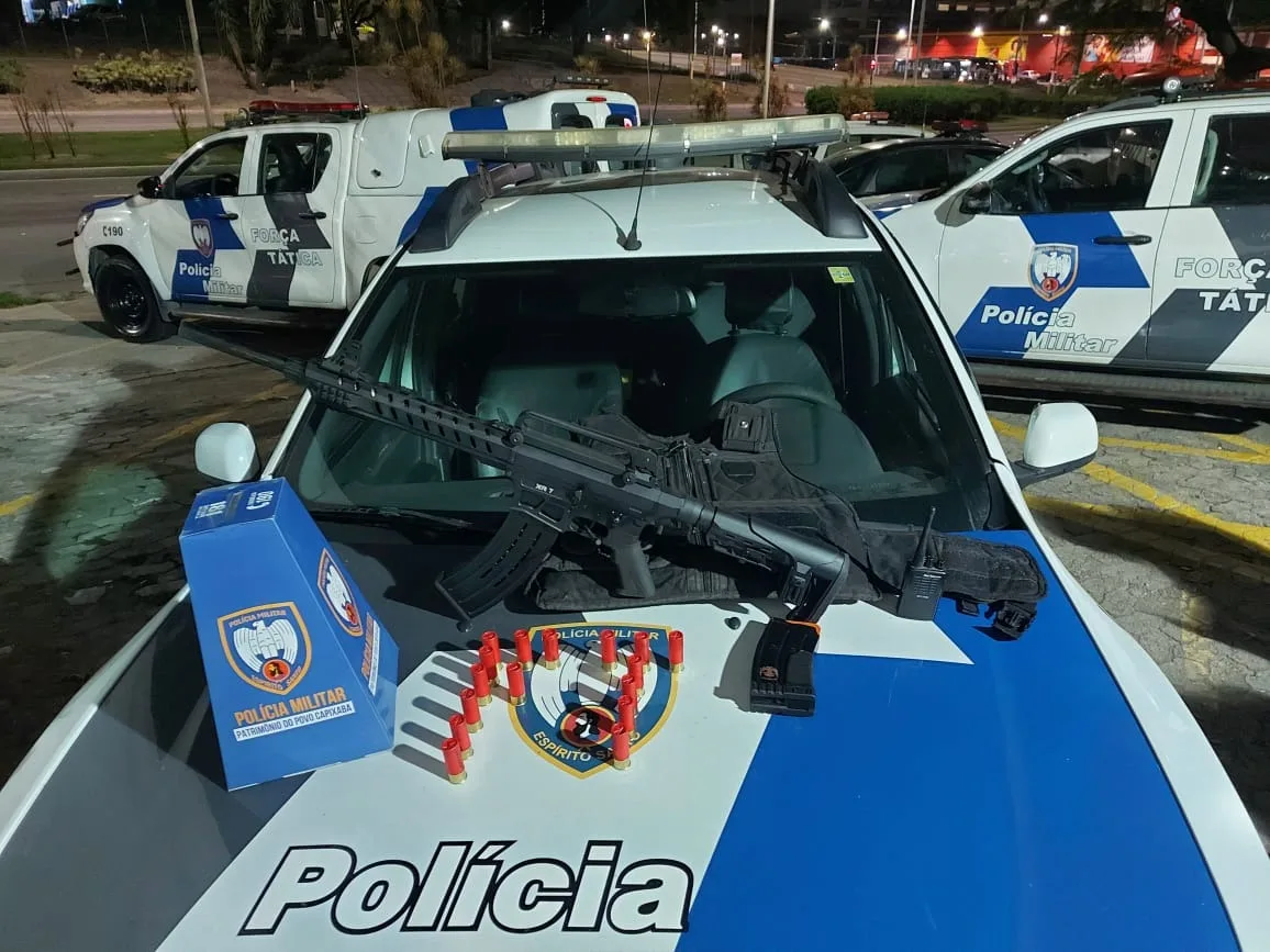 Grupo criminoso ostenta armas em bairro da Serra e suspeito é preso após denúncia