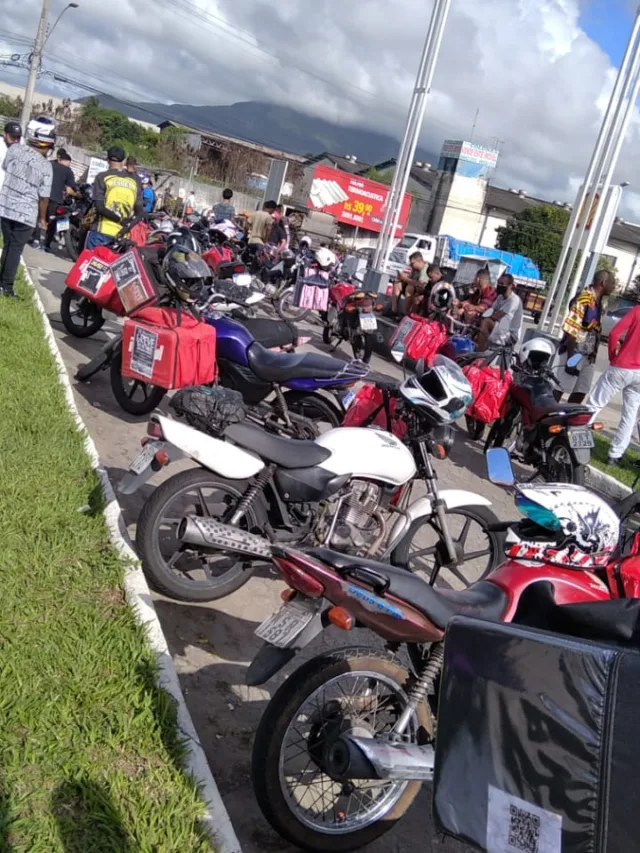 Motociclistas fazem protesto contra aumento no preço de gasolina