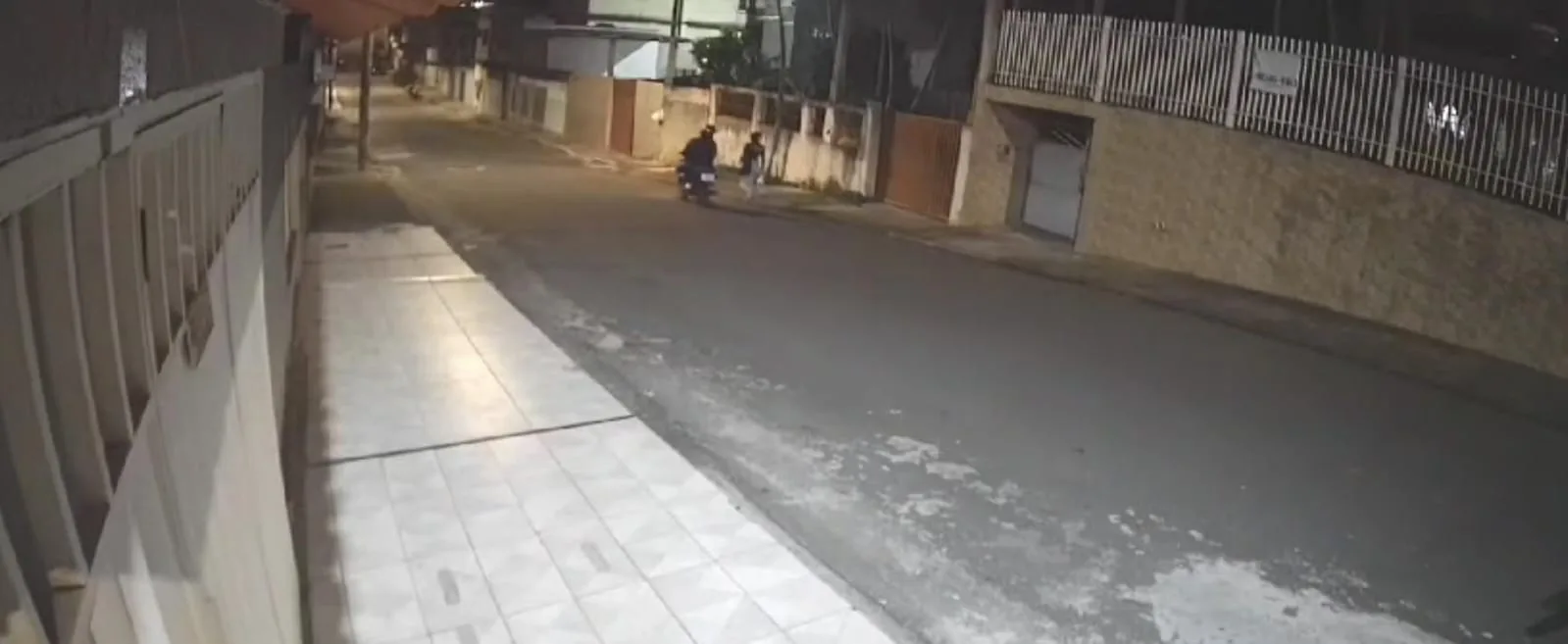 VÍDEO | Professora é cercada por motoqueiro e tem celular roubado